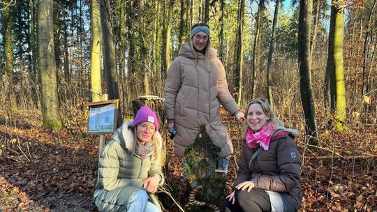 Ramona da Costa (v. l.), Kathrin Geißelhart und Lara Becker kleben mit der Heißklebepistole die losen Teile an den Häusern wiede
