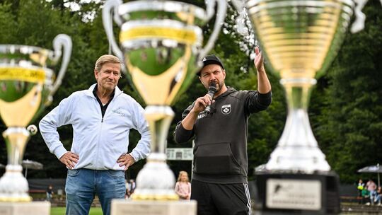 Turniermacher Michael Panknin (re.) mit Teckbotenverleger Ulrich Gottlieb. Foto: Markus Brändli