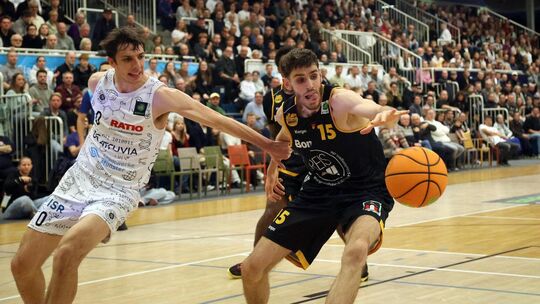 Im entscheidenden Moment näher am Ball: Nil Failenschmid und die Knights haben die Wochentagsschicht in Münster mit einem Sieg b