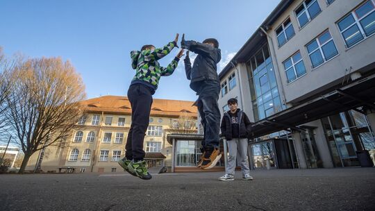 Spielen statt scrollen: Das will die Alleenschule mit dem Smartphoneverbot bewirken. Foto: Carsten Riedl Spielen statt scrollen: Das will die Alleenschule mit dem Smartphoneverbot bewirken. Foto: Carsten Riedl