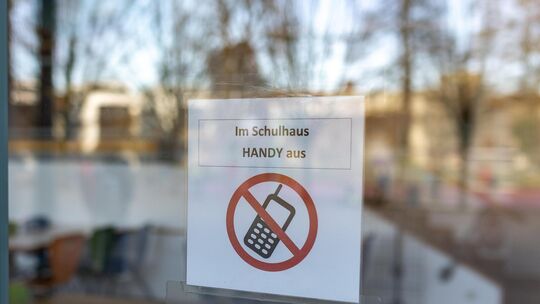 Ein Schild an der Alleenschule weist auf das Handyverbot hin. Foto: Carsten Riedl
