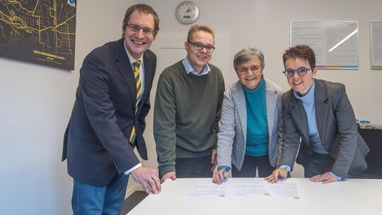 Lehrer Jonas Takors, Archivar Wolfgang Matt, Schulleiterin Lucia Heffner und Bürgermeisterin Christine Kullen (von links) schlie