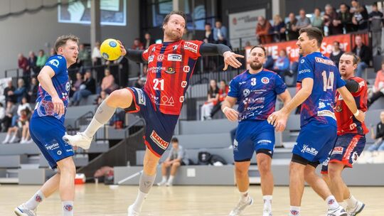 Martin (beim Wurf) und der TSV Weilheim wollen unbedingt bei der HSG Ermstal punkten. Foto: Carsten Riedl