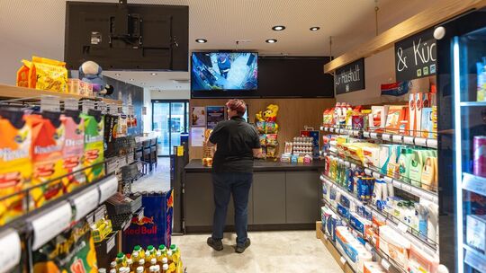 Der „Immer-offen-Landen“ der Familie Weber in Owen macht beinahe die Hälfte seines Umsatzes sonntags. Der Inhaber Hans-Jörg Webe Der „Immer-offen-Landen“ der Familie Weber in Owen macht beinahe die Hälfte seines Umsatzes sonntags. Der Inhaber Hans-Jörg Webe