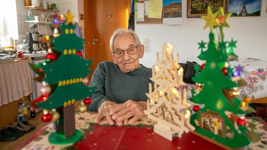 Gerhard Haug liebt Weihnachten: Das ganze Jahr über bastelt der rüstige Senior Christbäumchen. Foto: Roberto Bulgrin