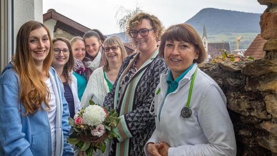 Gruppenbild mit Damen: Dr. Denise Blankenhorn (links) übernimmt die Hausarztpraxis von Dr. Bärbel Gärtner (ganz rechts) in Owen. Gruppenbild mit Damen: Dr. Denise Blankenhorn (links) übernimmt die Hausarztpraxis von Dr. Bärbel Gärtner (ganz rechts) in Owen.