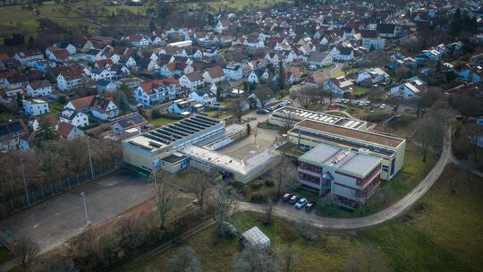 Der geplante Anbau an die Bissinger Gemeindehalle (links) muss aufgrund knapper Kassen vorerst auf Eis gelegt werden, Die Planun