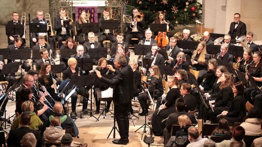 Die Stadtkapelle Kirchheim stimmte unter der Leitung von Stadtmusikdirektor Marc Lange auf die Feiertage ein. Foto: Rainer Kellm