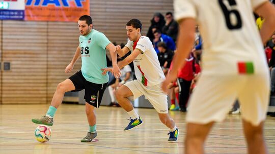 Zwei Tage unterhaltsamen Hallenfußball erlebten die Zuschauer in der Weilheimer Lindachsporthalle. Foto: Markus Brändli