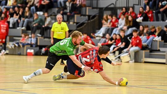 Jan Renneberg (rechts) war bei der HSG Ermstal mit neun Treffern bester Weilheimer Torschütze. Foto: Markus Brändli