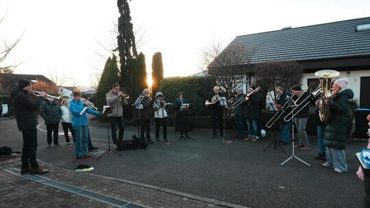 Kalte Temperaturen gehören zur Kurrende dazu: Musiziert wird im Freien, dick eingepackt. Foto: Jule Störk Kalte Temperaturen gehören zur Kurrende dazu: Musiziert wird im Freien, dick eingepackt. Foto: Jule Störk