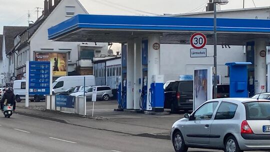 Tempo 30 gilt fast in ganz Jesingen – und zwar aus Gründen des Lärmschutzes. Foto: Andreas Volz