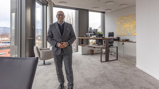 Schöner Wohnen am Neckar: Landrat Marcel Musolf im neuen Büro in den Esslinger Pulverwiesen. Foto: Carsten Riedl