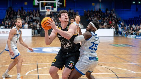 Nico Bretzel (am Ball) ist nach seiner Erkältung wieder mit von der Partie. Foto: Nina Sander