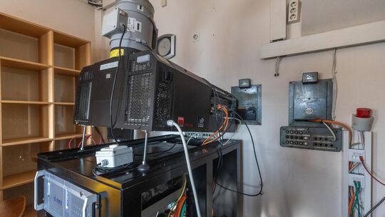 Der Projektor stammt aus dem ehemaligen Kino Central. Foto: Carsten Riedl