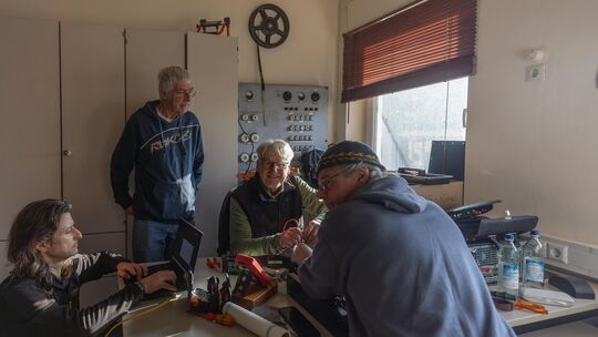 Drei Ehrenamtliche (rechts im Bild) und ein Kinotechniker nehmen die Technik in Betrieb. Foto: Carsten Riedl