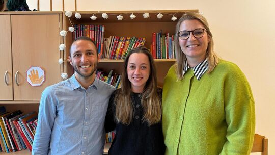 Marc Romero und Belen Costa aus Spanien mit Annika Zirn aus der Abteilung Bildung der Stadt Kirchheim (von links). Foto: Fiona P Marc Romero und Belen Costa aus Spanien mit Annika Zirn aus der Abteilung Bildung der Stadt Kirchheim (von links). Foto: Fiona P