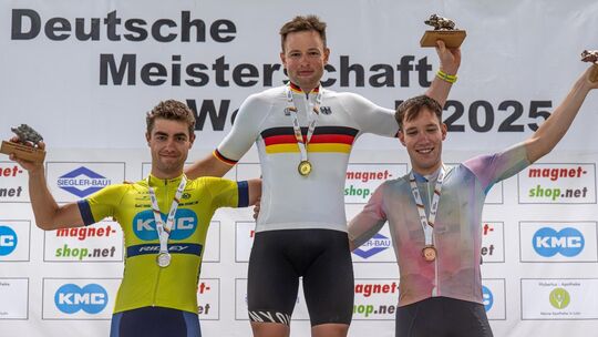 Luca Schwarzbauer (Mitte) kommt nach Wernau. Foto: Armin Küstenbrück