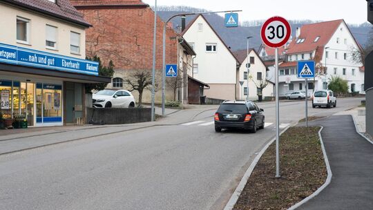Auf der Ortsdurchfahrt durch Neidlingen gilt nun durchgängig Tempo 30. Foto: Peter Dietrich Auf der Ortsdurchfahrt durch Neidlingen gilt nun durchgängig Tempo 30. Foto: Peter Dietrich