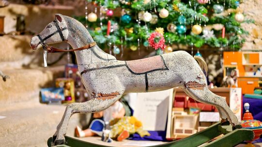 Das Schaukelpferd aus Eiche hat über 125 Jahre auf dem Buckel. Foto: Stefan Rosenfeld