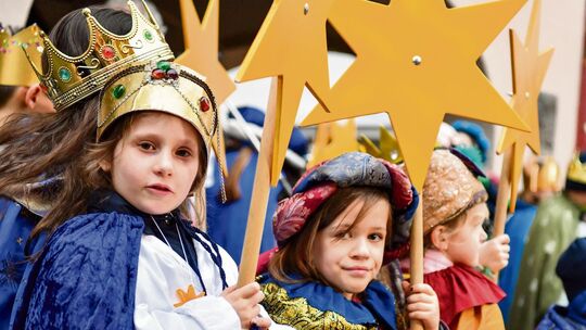 Kronen und bunte Gewänder gehören zur Grundausstattung der Sternsinger. Archiv-Foto: Markus Brändli