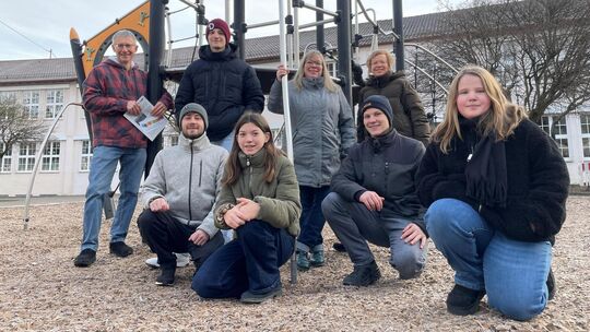 Sie sind nochmal an den Ort zurückgekehrt, der für sie vieles verändert hat: Jochen Riesbeck (hinten von links), Malte Jurk, San