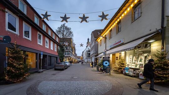 Menschen in der Kirchheimer Fußgängerzone erzählen von ihren Plänen für das Jahresende. Foto: Carsten Riedl