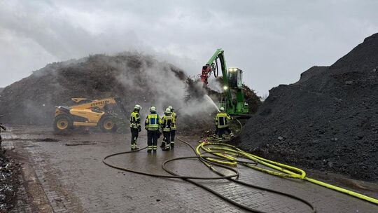 Ein Berg Arbeit wartet auf die Kirchheimer Feuerwehrleute: Zwischen Autobahn und Hahnweide war am Morgen des 24. Dezember Recycl