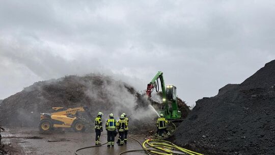 Ein Berg Arbeit wartet auf die Kirchheimer Feuerwehrleute: Zwischen Autobahn und Hahnweide war am Morgen des 24. Dezember Recycl Ein Berg Arbeit wartet auf die Kirchheimer Feuerwehrleute: Zwischen Autobahn und Hahnweide war am Morgen des 24. Dezember Recycl