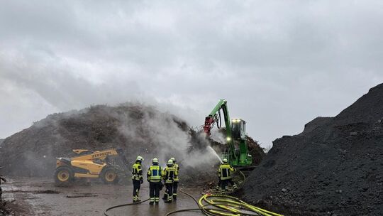 Ein Berg Arbeit wartet auf die Kirchheimer Feuerwehrleute: Zwischen Autobahn und Hahnweide war am Morgen des 24. Dezember Recycl