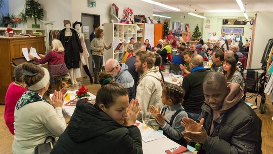Beim Heiligabend im Diakonieladen werden auch Weihnachtslieder gesungen. Foto: Peter Dietrich Beim Heiligabend im Diakonieladen werden auch Weihnachtslieder gesungen. Foto: Peter Dietrich