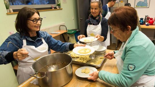 Der Heiligabend im Diakonieladen - das Menü beginnt mit einer Grießklöschensuppe. Foto: Peter Dietrich Der Heiligabend im Diakonieladen - das Menü beginnt mit einer Grießklöschensuppe. Foto: Peter Dietrich