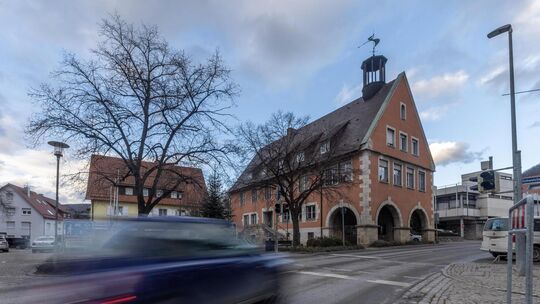 Das Rathaus in Oberlenningen soll saniert werden. Foto: Carsten Riedl