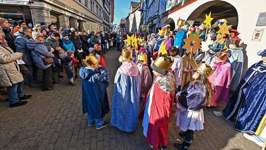 Viele Kinder mit bunten Gewändern und strahlenden Sternen haben sich zur Aussendungsfeier vor dem Kirchheimer Rathaus versammelt