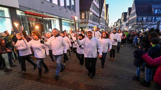Lauftreffleiter Alexander Rehm (vorne rechts) und die Fackelläufer sorgen für die ganz besondere Stimmung. Foto: Markus Brändli