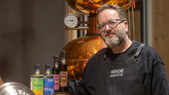 Martin Wünsche mit seinen ausgezeichneten Spirituosen. Foto: Carsten Riedl Martin Wünsche mit seinen ausgezeichneten Spirituosen. Foto: Carsten Riedl