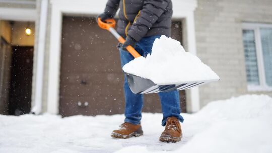 Der Schnee muss vom Gehweg geräumt werden. Foto: pr