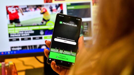 Die App Promateur, mit der man nun auch lokale Fußballspieler für seine Mannschaft kaufen und gegeneinander spielen lassen kann, Die App Promateur, mit der man nun auch lokale Fußballspieler für seine Mannschaft kaufen und gegeneinander spielen lassen kann,