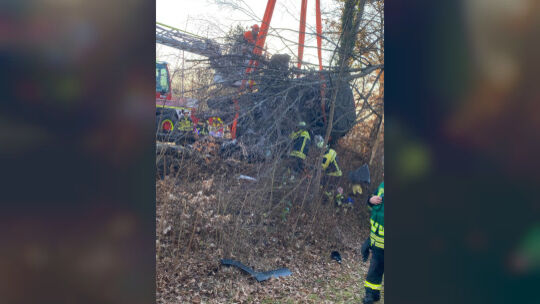Mit einem Kran der Flughafenfeuerwehr Stuttgart wird das Unfallfahrzeug aus dem Baumwipfel geborgen. Foto: pr Mit einem Kran der Flughafenfeuerwehr Stuttgart wird das Unfallfahrzeug aus dem Baumwipfel geborgen. Foto: pr