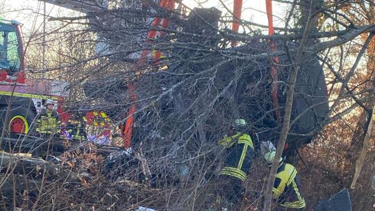 Mit einem Kran der Flughafenfeuerwehr Stuttgart wird das Unfallfahrzeug aus dem Baumwipfel geborgen. Foto: pr Mit einem Kran der Flughafenfeuerwehr Stuttgart wird das Unfallfahrzeug aus dem Baumwipfel geborgen. Foto: pr