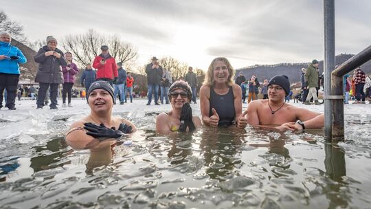 Die einen – in Badekleidung – zu großen Teilen unter dem Eis, die anderen in wohlig warmer Winterkleidung auf dem Eis: So ging e Die einen – in Badekleidung – zu großen Teilen unter dem Eis, die anderen in wohlig warmer Winterkleidung auf dem Eis: So ging e