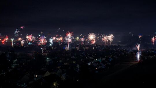 Schön anzusehen ist das Farbspektakel, das Raketen und Batterien an den Silvester- und Neujahrshimmel malen. Foto: Carsten Ri Schön anzusehen ist das Farbspektakel, das Raketen und Batterien an den Silvester- und Neujahrshimmel malen. Foto: Carsten Ri