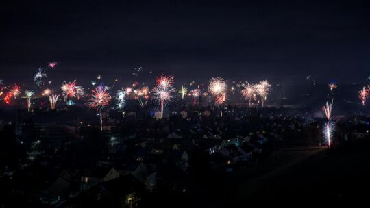 Schön anzusehen ist das Farbspektakel, das Raketen und Batterien an den Silvester- und Neujahrshimmel malen. Foto: Carsten Ri