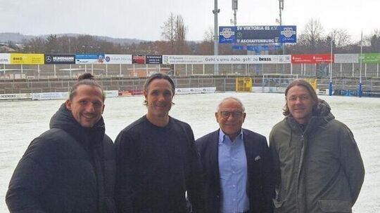 Das neue Trainerteam im Stadion am Schönbusch mit Sportvorstand Felix Magath. (v.l.n.r.: Daniel Soldevilla, Felix Luz, Felix Mag