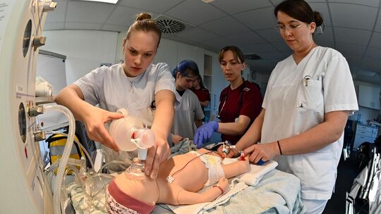 Auszubildende in der Pflege trainieren für den Ernstfall: Die kleine Anna ist nicht aus Fleisch und Blut, sondern eine Hightechp