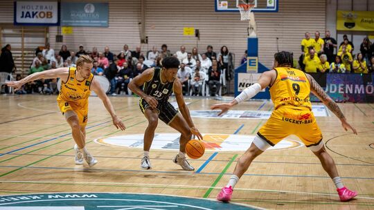 Lucas Mayer und Tylan Pope nehmen Bayreuths KeVaughn Allen in die Mangel. Die zwischenzeitliche Elf-Punkte-Führung reichte den K