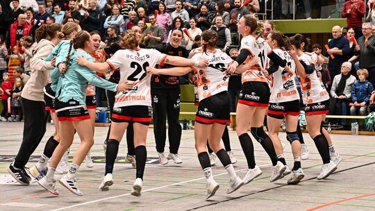 Die Nürtinger Handballerinnen hatten Grund zum Feiern gegen die HL Buchholz-Rosengarten. Foto: Markus Brändli Die Nürtinger Handballerinnen hatten Grund zum Feiern gegen die HL Buchholz-Rosengarten. Foto: Markus Brändli