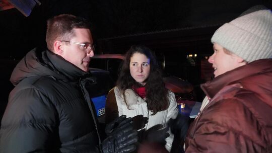 Manuel Hagel und Natalie Pfau-Weller (Mitte) im Gespräch in Kirchheim. Foto: Nicole Mohn