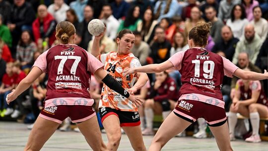 Lisa Fuchs (Mitte) bleibt den Nürtingerinnen treu. Foto: Markus Brändli