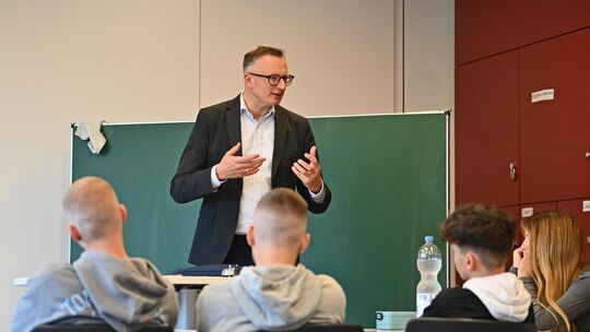 Andreas Schwarz bei einem Auftritt vor Jugendlichen in der Freihof-Realschule in Kirchheim. Archivfoto: Markus Brändli